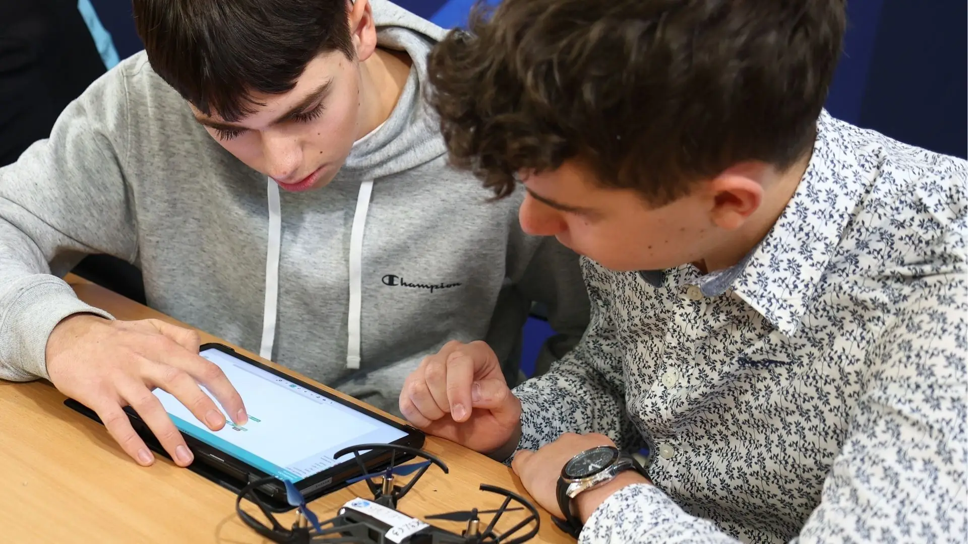 Programowanie odbywa się w przyjaznym środowisku blokowym – to znaczy, że zamiast skomplikowanego kodu uczestnicy układają kolorowe „klocki” (ang. block coding), które tworzą polecenia dla drona.